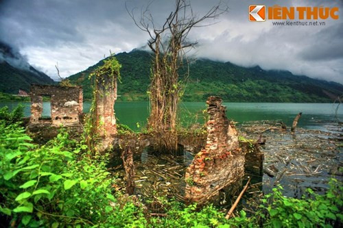 Được xây dựng kiên cố như một pháo đài, khu dinh thự từng có tường bao cao trên 3m, dày 40cm, có bố trí nhiều lỗ châu mai, nằm ở vị trí đắc địa tại ngã ba sông, có thể bao quát được mọi hoạt động của một vùng sông nước rộng lớn, đồng thời kiểm soát được con đường lên Mường Tè và Phong Thổ...