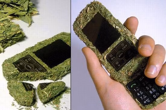 Chiếc điện thoại "Cỏ dại" (Natural of Weed Phone) này được chế tạo bởi nhà thiết kế Je-Hyun Kim. Nhằm hướng tới việc bảo vệ thiên nhiên, "Cỏ dại" giống như một viên gạch được bao phủ rêu xanh. Mặc dù thân thiện với môi trường nhưng đây lại là thiết bị dễ hư hao. Chỉ một cơn gió đủ mạnh cũng có thể làm "Cỏ dại" rơi ra vài miếng.