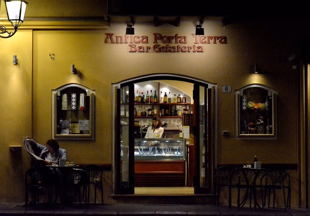 Bức ảnh chụp cô hầu bàn trong một quán bar trên đảo Sicilia (Italy) đã mang về cho Jill Sett giải ảnh tháng 7.