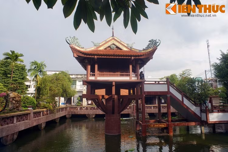 Ngôi chùa một cột được đặt trên một cột cao khoảng 12m, đúc vĩnh cửu bằng xi măng cốt thép. Mái chùa lợp ngói uốn cong như chùa Một Cột Hà Nội, nhưng thấp và nhỏ hơn...