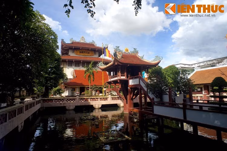 Nổi tiếng nhất trong số các chùa Một Cột tái dựng ngoài Hà Nội là Nam Thiên Nhất Trụ hay chùa Một Cột Thủ Đức, nằm trên đường Đặng Văn Bi, phường Bình Thọ, quận Thủ Đức, TP.HCM.