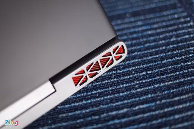 Hệ thống tản nhiệt được thiết kế hầm hố với vỏ bọc kim loại. Bản lề cũng được làm tương tự dòng Alienware thay vì chia đều về 2 bên như bản tiền nhiệm. Thiết kế này khiến máy trông cứng cáp và liền lạc hơn. Dell Inspiron 15 Gaming 7000 series có 2 phiên bản màn hình 14 inch và 15,6 inch, độ phân giải từ Full HD đến 4K, dùng tấm nền IPS. Máy chạy hệ điều hành Windows 10 Home. Chip Intel core i7, RAM 8 GB, bộ nhớ trong 512 GB. Bản cao cấp nhất có RAM 32 GB, ROM 1 TB.