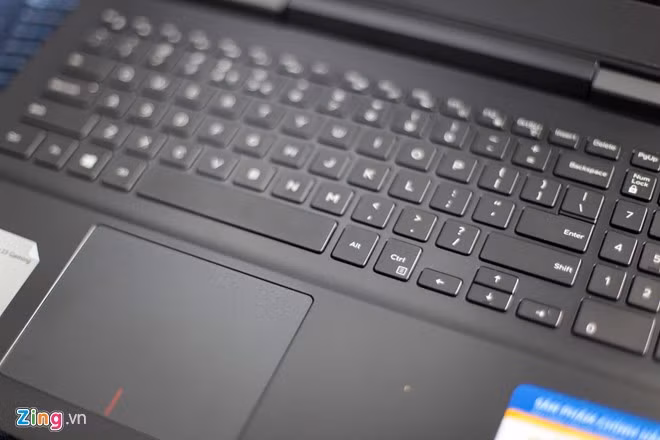 Bàn phím full-size được tích hợp đèn nềnbacklit màu đỏ. Trải nghiệm thực tế thì keycap khá mỏng, hành trình phím ngắn khiến thao tác soạn thảo chưa thật sự tốt. Touchpad được làm lớn, nhạy và khá chính xác.