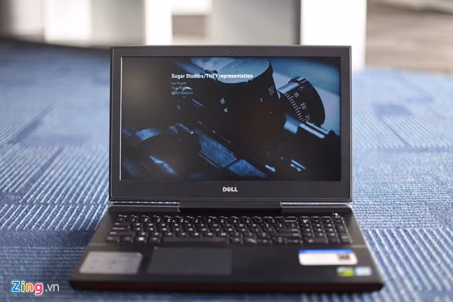 Dell Inspiron 15 Gaming 7000 series hướng đến nhóm khách hàng là game thủ, cần một cấu hình mạnh nhưng giá thành phải chăng. Điểm cộng trên model này là thiết kế hầm hố, màn hình hiển thị tốt và hiệu năng ổn định.