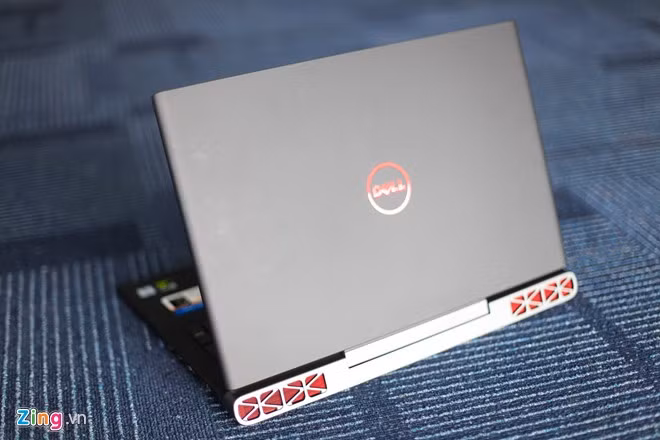 Thiết kế của Dell Inspiron 15 Gaming có nhiều nét tương đồng với dòng Alienware cao cấp. Vỏ máy dùng chất liệu nhựa nhám, các góc cạnh đều được bo cong cho cảm giác cầm nắm dễ chịu hơn.