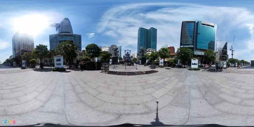 Một điểm mới mở của TP.HCM là phố đi bộ Nguyễn Huệ. Những ngày cuối năm, phố đi bộ có nhiều hoạt động biểu diễn nghệ thuật hơn. Ngày thường, đây là nơi tụ tập được giới trẻ thành phố đặc biệt yêu thích.