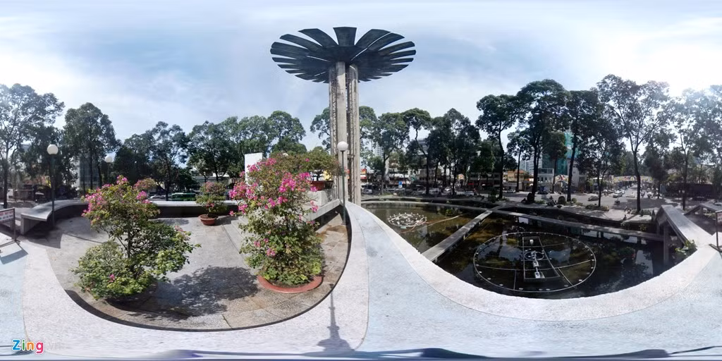 Cách Nhà thờ Đức Bà không xa là Hồ Con Rùa. Khu vực này đặc biệt nhộn nhịp vào chiều tối. Theo nhiều người, Hồ Con Rùa là một phần trong tổng thể kiến trúc của Dinh Độc Lập.