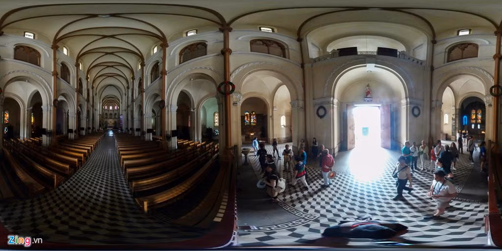 Bên trong là một lòng chính, hai lòng phụ và hai dãy nhà nguyện. Tổng sức chứa của thánh đường có thể lên đến 1.200 người.