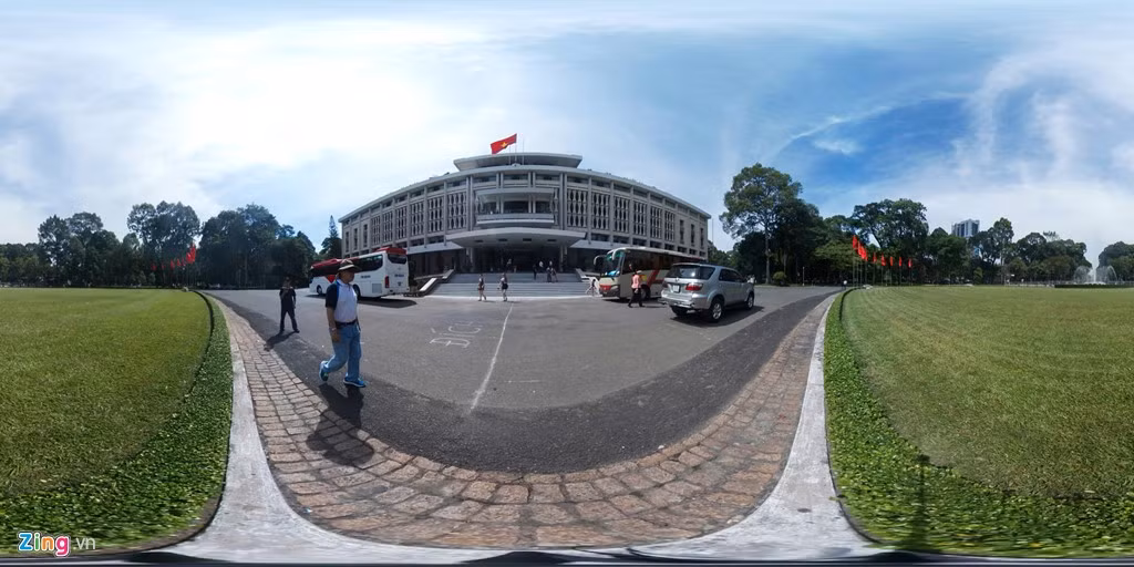 Dinh Độc Lập có mặt tiền rộng 80 m, tổng diện tích 12 ha. Đây là kiến trúc tiêu biểu của Việt Nam vào những năm 60 của thế kỷ trước.