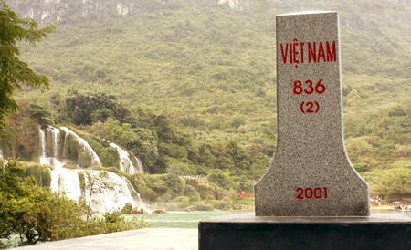 Ngày 30/12/1999, Việt Nam và Trung Quốc ký Hiệp định biên giới trên đất liền Việt - Trung, là cơ sở để giải quyết những vấn đề còn tồn đọng ở đường biên giới trên bộ. Ảnh: Tuổi Trẻ.