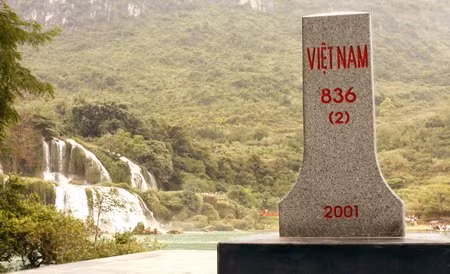 Ngày 30/12/1999, Việt Nam và Trung Quốc ký Hiệp định biên giới trên đất liền Việt - Trung, là cơ sở để giải quyết những vấn đề còn tồn đọng ở đường biên giới trên bộ. Ảnh: Tuổi Trẻ.