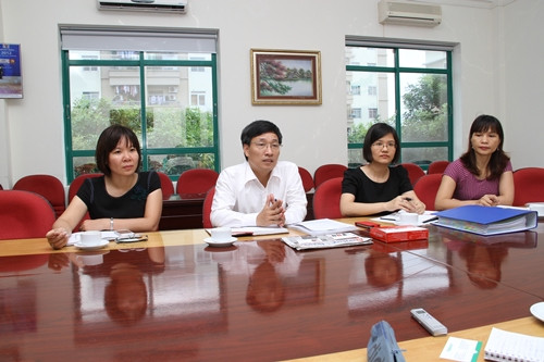 Ông Nguyễn Huy Văn (áo trắng) Phó tổng giám đốc công ty cổ phần Traphaco trao đổi với báo chí.