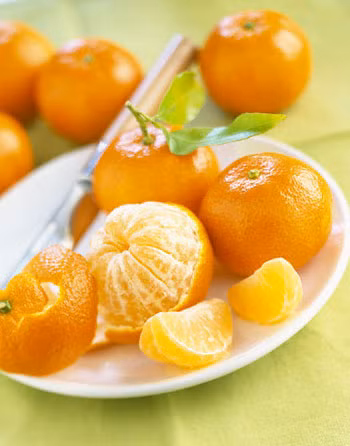 Đặc biệt là không nên ăn quýt khi bụng đói vì chất toan của nước quýt sẽ kích thích rất mạnh với màng dạ dày, ảnh hưởng cho sự hấp thụ tiêu hoá bình thường của dạ dày.