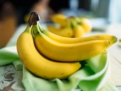 Trong chuối có nhiều hàm lượng Mg (Magiê), nếu ăn nhiều vào lúc đói hàm lượng Mg trong huyết tương sẽ tăng lên đột ngột làm mất cân đối giữa tỷ lệ Mg và Canxi, gây ra hiện tượng ức chế trong mạch máu sẽ không có lợi cho sức khoẻ. Vì vậy, khi đói bụng không nên ăn chuối tiêu.