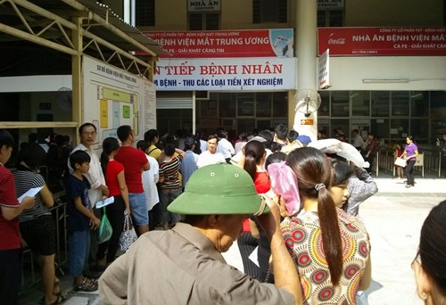 Hàng trăm người xếp hàng dài đợi khám bệnh ở viện mắt trung ương sáng 22/9.