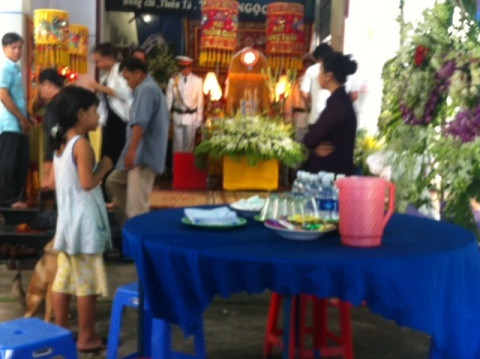 Đám tang tại nhà Thiếu tá Trần Văn Sơn sáng 23/9 (ảnh: P.Trinh)