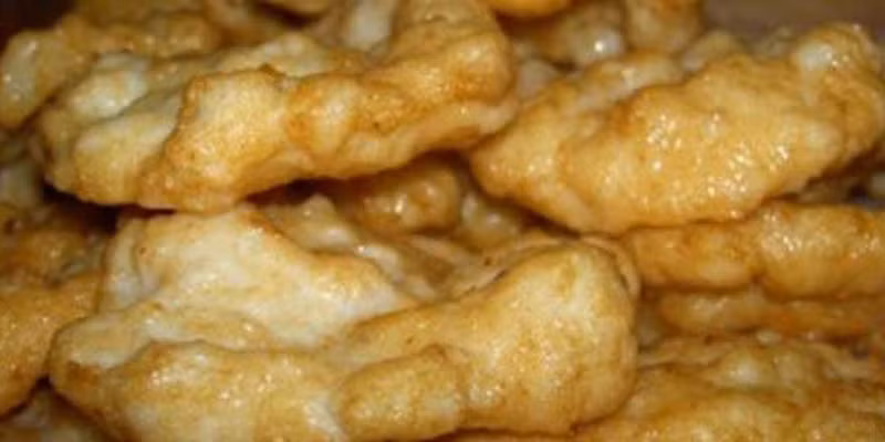 Chả mực Hạ Long (giòn và dai) còn do kỹ thuật chế biến đặc thù của người dân thành phố Hạ Long: mực giã nhuyễn bằng tay, nêm chút hạt tiêu vỡ và mắm, nắn thành những miếng nhỏ dẹt, tròn, đem chiên, khi chín phồng lên như cái bánh rán, màu hơi vàng...