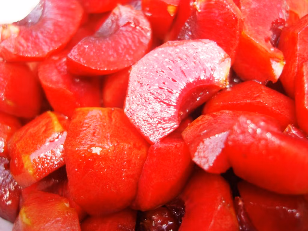 Mận là loại có nhiều chất chua (axit) nó có khả năng phân giải Ca-P và chất protein trong cơ thể, nếu như các chất trên bị mất nhiều, có thể sinh bệnh.