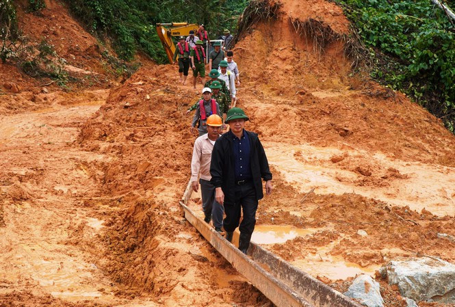 Tranh thu tung gio tim kiem cong nhan mat tich tai Rao Trang 3