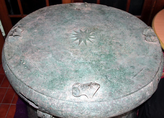 Vậy tại sao chiếc trống đồng của người Việt lại lưu lạc đến tận một hòn đảo xa xôi, cách Việt Nam hàng nghìn km? Điều này có thể lý giải bằng một giả thuyết lịch sử đã được nhiều nhà nghiên cứu đưa ra trước đây về cuộc di cư của người Việt cổ. Ảnh: TTXVN.