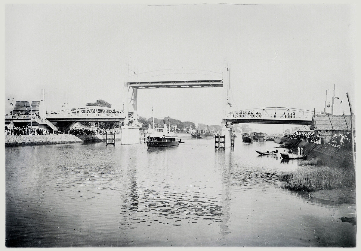 Dầm giữa hai đầu cầu Hạ Lý đặt cột cao, có hai tảng bê-tông nặng, dùng tời để nâng nhịp giữa lên cho thuyền qua lại vào giờ quy định. Khi nhịp nâng lên thì hai tảng bê tông hạ xuống và ngược lại, khi nhịp giữa hạ thì chúng ở đỉnh hai cột cao.