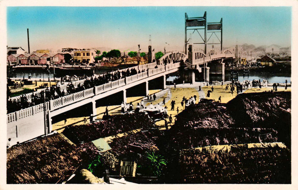 Ngoài cái tên Hạ Lý, cầu còn được gọi là cầu Thượng Lý, cầu Đất hoặc cầu Xi măng, vì nằm ở gần nhà máy Xi măng Hải Phòng.