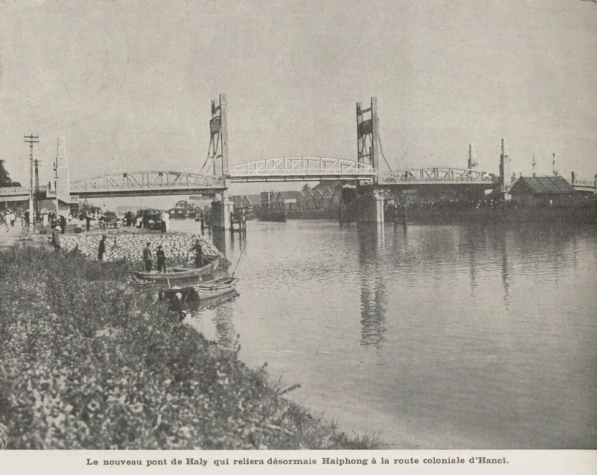 Trong hai cuộc kháng chiến chống Pháp và kháng chiến chống Mỹ, cầu Hạ Lý ở Hải Phòng bị hư hỏng nhiều lần. Đặc biệt, cầu bị bom Mỹ đánh sập từ năm 1969. Sau Hiệp định Paris, cầu được sửa chữa.