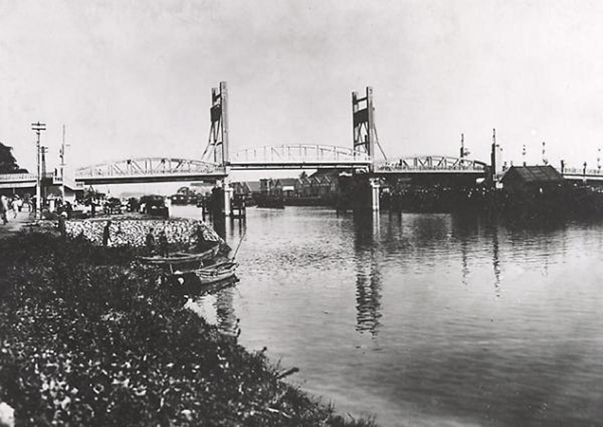 Sau khi xem xét nhiều phương án, chính quyền thuộc địa đã chọn một thiết kế độc đáo, là cây cầu với nhịp ở giữa có thể nâng lên cho tàu thuyền qua lại. Và cầu Hạ Lý ra đời dựa theo thiết kế đột phá này.