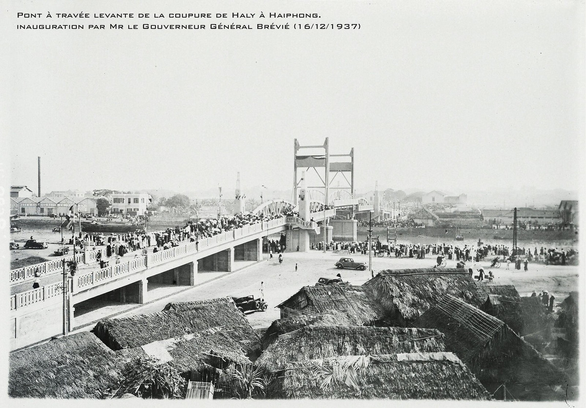Toàn cảnh cầu Hạ Lý ở Hải Phòng trong lễ khánh thành ngày 16/12/1937. Bắc qua sông đào Hạ Lý, cầu này là một trong những cây cầu có lịch sử lâu đời và thiết kế độc đáo của Hải Phòng xưa.