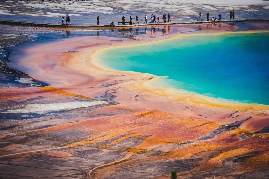 Công viên quốc gia Yellowstone sở hữu hệ thống núi lửa lớn nhất khu vực Bắc Mỹ, được hình thành từ những vụ phun trào cách đây hàng trăm nghìn năm. Hệ sinh thái trong công viên rất phong phú, với nhiều loài động thực vật hoang dã quý hiếm, những đỉnh núi cheo leo, những mạch nước nóng, hồ trên núi cao… biến nơi đây trở thành một trong những địa danh du lịch nổi tiếng nhất nước Mỹ.