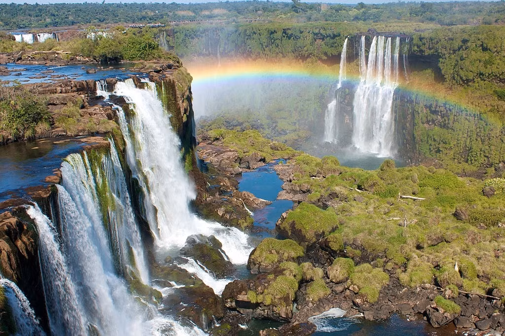 Iguazu là thác nước nằm trên sông Iguazu, biên giới của bang Paraná (Brazil) và tỉnh Misiones (Argentina), được công nhận là Kỳ quan Thiên nhiên mới Thế giới vào năm 2011. Nơi đây sở hữu hệ thống gồm 275 thác nước, trong đó có thác Devil's Throat (Họng Quỷ) dài tới 80 m.