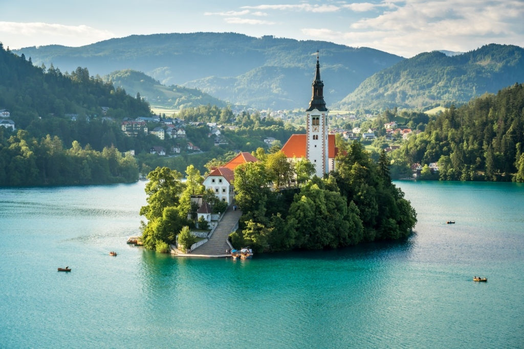 Hồ Bled (Slovakia) là một trong những địa danh nổi tiếng châu Âu vơi khung cảnh đẹp tựa xứ thần tiên. Đây là một hồ băng được hình thành từ kỷ nguyên băng hà. Bao quanh hồ là dãy núi Julian Alps hùng vĩ và rừng rậm xanh tươi. Ở giữa hồ là hòn đảo nổi tự nhiên. Du khách có thể ngồi trên những chiếc thuyền gỗ pletna để thưởng ngoạn cảnh đẹp trên hồ.