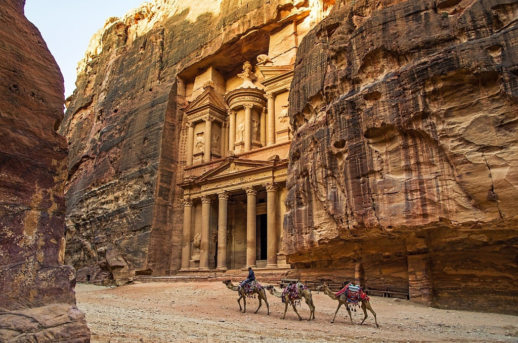 Cái tên đầu tiên trong danh sách 10 điểm du lịch hấp dẫn nhất thế giới là thành cổ Petra (Jordan). Nằm giữa lòng núi đá sặc sỡ, điểm đến nổi tiếng Jordan này được cho là một trong những tài sản văn hoá quý giá của nhân loại. Thành cổ đã được UNESCO công nhận là Di sản Thế giới. Phần lớn sự hấp dẫn của Petra đến từ khung cảnh ngoạn mục nằm sâu bên trong hẻm núi đá.