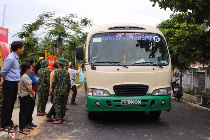 Chiều 27/10, chính quyền TP Tam Kỳ đã thực hiện sơ tán 9.000 người dân ở các xã Tam Thanh, Tam Thăng, Tam Phú đến nơi cư trú an toàn trước khi bão số 9 đổ bộ.