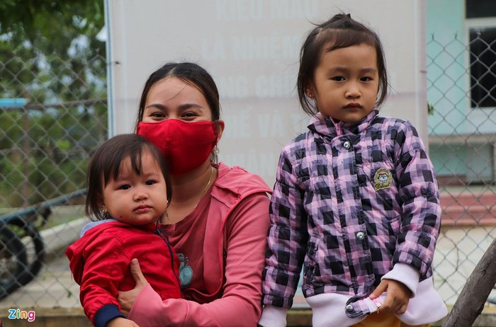 Chị Diễm (ngụ thôn Tỉnh Thủy, xã Tam Thanh) cho biết gia đình có 2 con nhỏ nên chị đưa các con đến Ban Chỉ huy Quân sự TP Tam Kỳ ở tạm chờ đến khi hết bão.