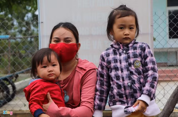 Chị Diễm (ngụ thôn Tỉnh Thủy, xã Tam Thanh) cho biết gia đình có 2 con nhỏ nên chị đưa các con đến Ban Chỉ huy Quân sự TP Tam Kỳ ở tạm chờ đến khi hết bão.