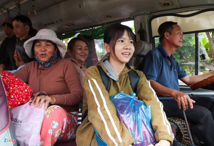 Người già, trẻ em và phụ nữ được ưu tiên đưa đến điểm sơ tán trước. TP Tam Kỳ yêu cầu 100% người dân ở xã Tam Thanh phải được sơ tán tập trung trước 17h ngày 27/10.