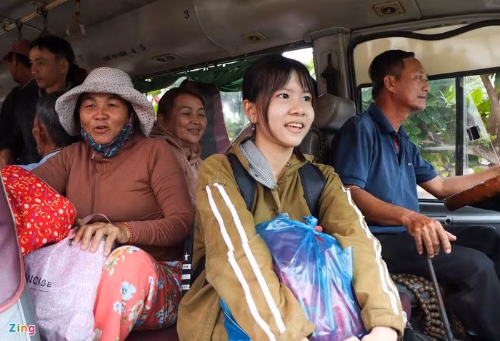 Người già, trẻ em và phụ nữ được ưu tiên đưa đến điểm sơ tán trước. TP Tam Kỳ yêu cầu 100% người dân ở xã Tam Thanh phải được sơ tán tập trung trước 17h ngày 27/10.