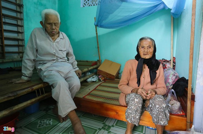 Ông Huỳnh Lài cùng bà Kiều Thị Liễu (cùng 94 tuổi, ở thôn Hòa Thượng, xã Tam Thanh) không thể di chuyển do ông bị đau chân, bà bị mù mắt nên phải đợi lực lượng chức năng đưa xe đến giúp.