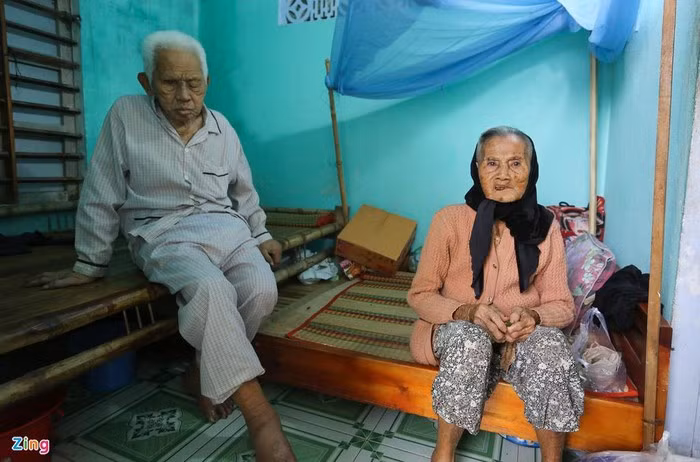 Ông Huỳnh Lài cùng bà Kiều Thị Liễu (cùng 94 tuổi, ở thôn Hòa Thượng, xã Tam Thanh) không thể di chuyển do ông bị đau chân, bà bị mù mắt nên phải đợi lực lượng chức năng đưa xe đến giúp.