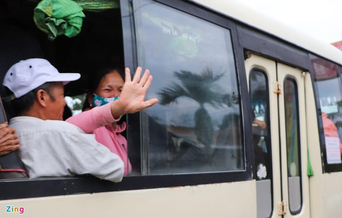 Ông Nguyễn Hồng Lai, Phó chủ tịch UBND TP Tam Kỳ, cho biết địa phương bố trí 8 điểm tiếp nhận người dân đến tránh trú. "Đến chiều nay chúng tôi đã di dời hơn 3.000 người dân đến điểm sơ tán tập trung, ngoài ra, khoảng 5.000 người dân tránh trú ở nhà người thân", ông Lai nói.