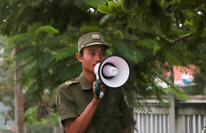 Để sơ tán người dân đến nơi tránh trú an toàn, chính quyền địa phương đã huy động toàn bộ lực lượng gồm công an, dân quân và quân đội giúp sức.