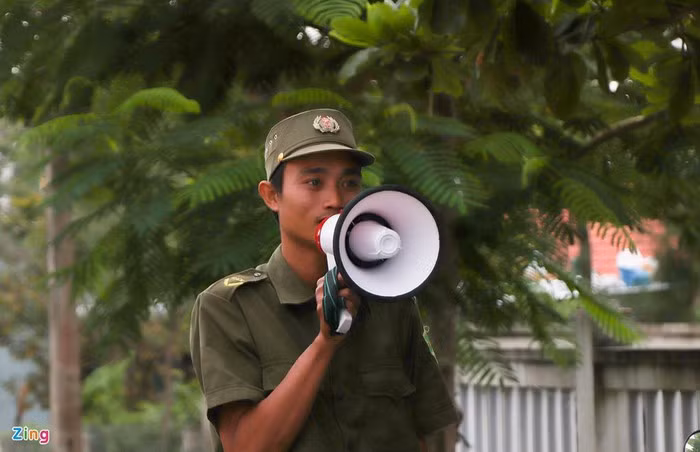 Để sơ tán người dân đến nơi tránh trú an toàn, chính quyền địa phương đã huy động toàn bộ lực lượng gồm công an, dân quân và quân đội giúp sức.