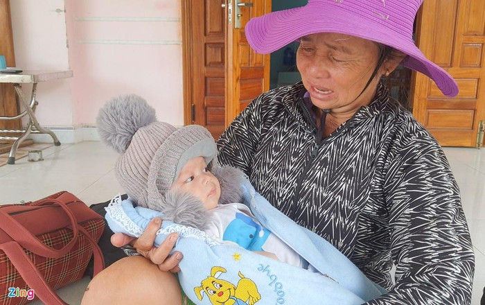 Bà Trần Thị Nguyệt cho biết do nhà có cháu nhỏ, bà phải chuẩn bị quần áo từ sớm để đi tránh bão.