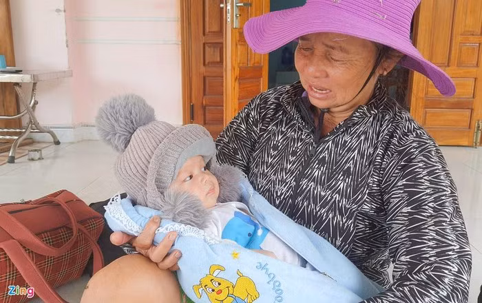 Bà Trần Thị Nguyệt cho biết do nhà có cháu nhỏ, bà phải chuẩn bị quần áo từ sớm để đi tránh bão.