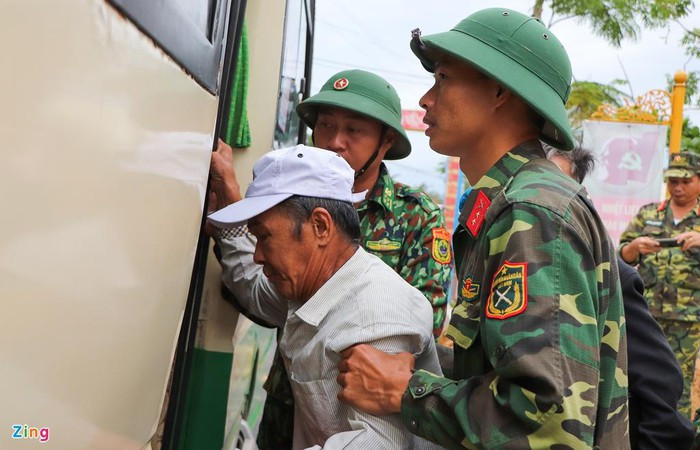 Chính quyền TP Tam Kỳ đã huy động hàng chục ôtô từ 30-50 chỗ ngồi để đưa người dân các xã Tam Phú, Tam Thanh, Tam Thăng đi sơ tán.