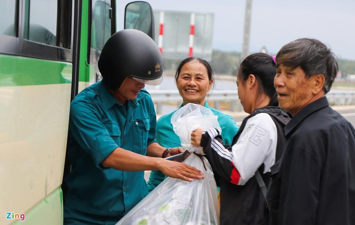 Tại xã Tam Thanh, từ 12h trưa 27/10, lực lượng chức năng đi đến từng nhà tuyên truyền người dân chuẩn bị vật dụng thiết yếu để di chuyển đến nơi tránh, trú bão.