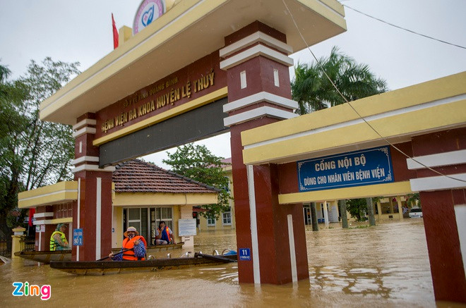Bac si o vung lu do de cho san phu duoi anh den pin
