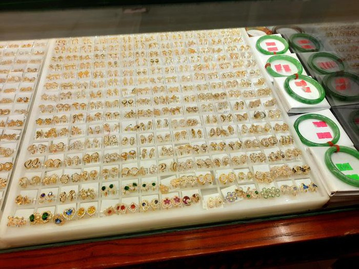 Gia vang hom nay 17-10: Nha dau tu chop thoi co luot song