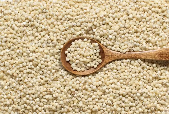 Để ăn hạt bo bo chưa qua xử lý, người dân phải ngâm nước và nấu thật lâu. Do không lên men được, hạt bo bo rất dai và cứng nếu so với cơm gạo. Để dễ ăn, người ta độn bo bo với cơm. Ngoài ra hạt bo bo còn được giã làm bột.